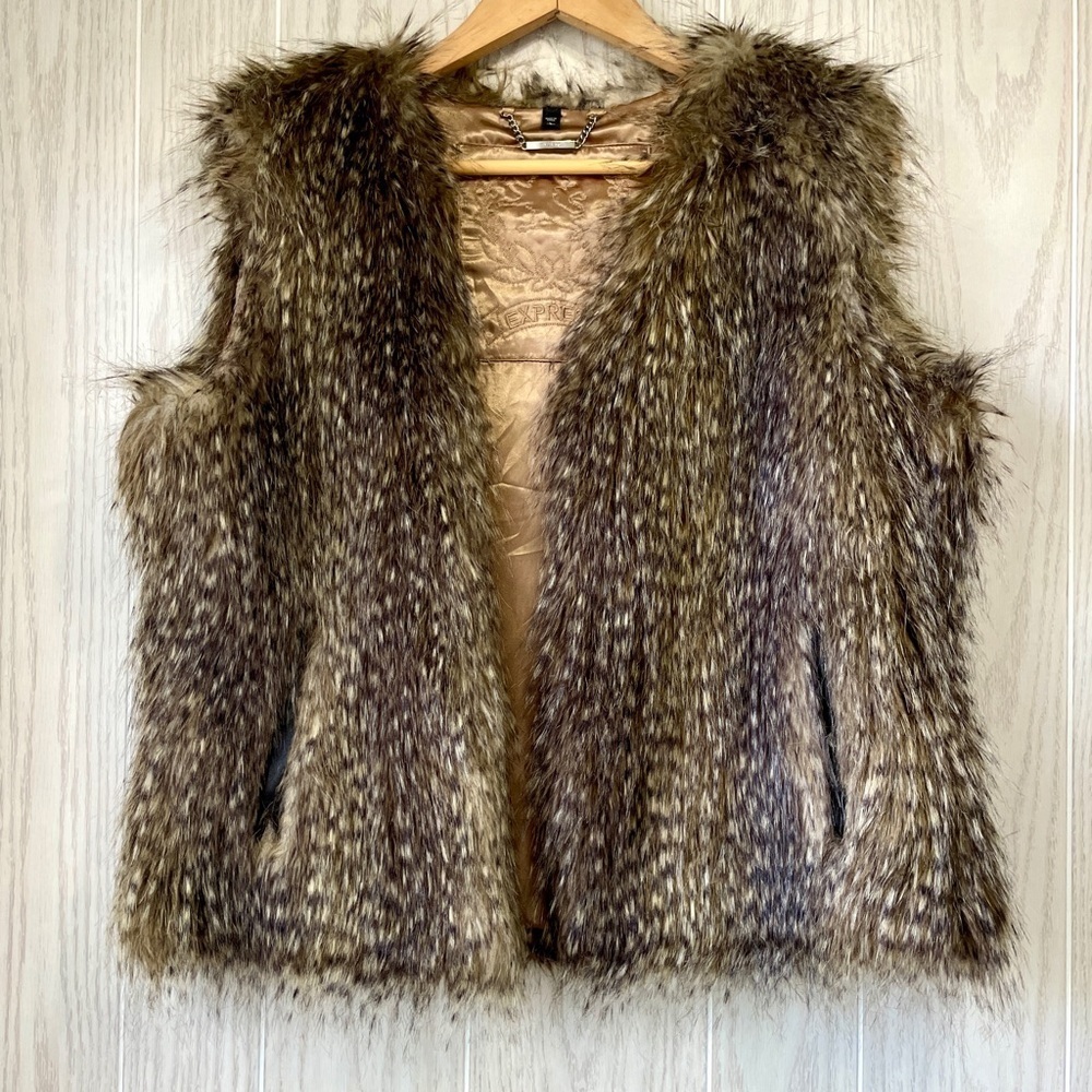 Express Faux Fur Vest Clasp Closure Front Pockets Large Gold Interior EUC